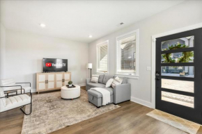 Scandinavian-Style Home with Balcony! SECURE Gated Complex, 10min to Downtown! Sleeps 6!